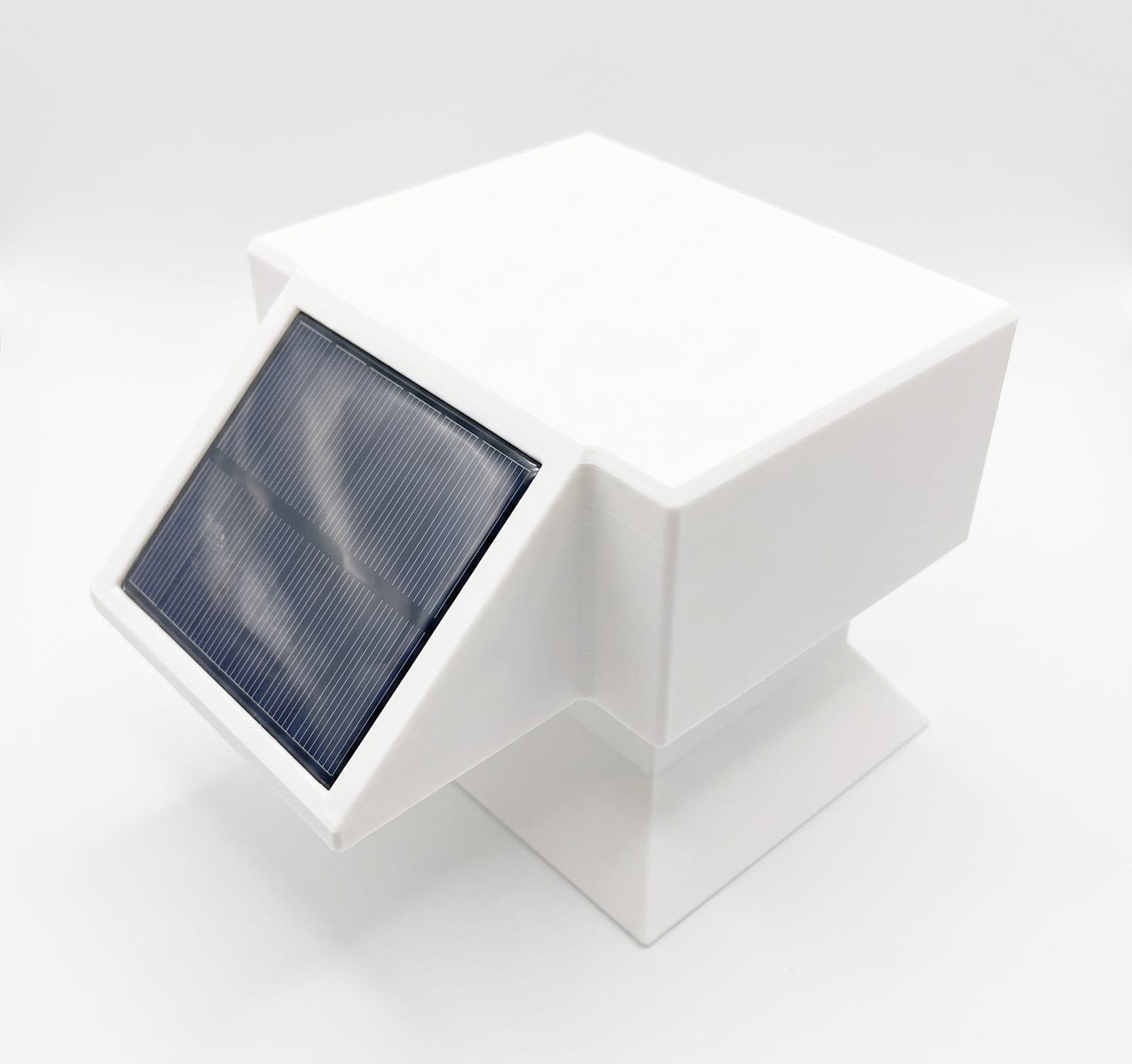 Prototipo del medidor de agua de Wisoq: una caja blanca con un panel solar en su cara frontal inclinada.